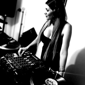 profile_djkarinalandaeta